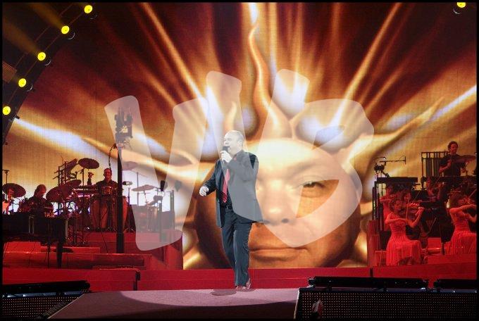 Paul de Leeuw in Gelredome   vvbvanbree 5372