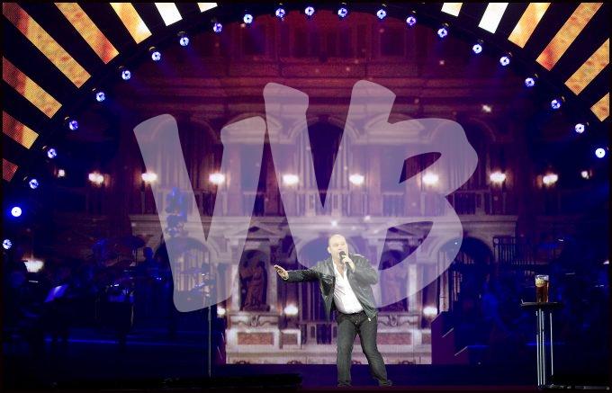 Paul de Leeuw in Gelredome   vvbvanbree 5392