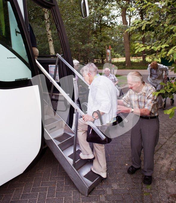 Ouderen maken een uitje  6513 