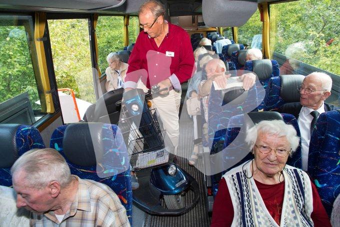 Ouderen maken een uitje  6517 